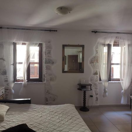 Apartment Martin - 10 Mt To The Beach Rovinj Extérieur photo
