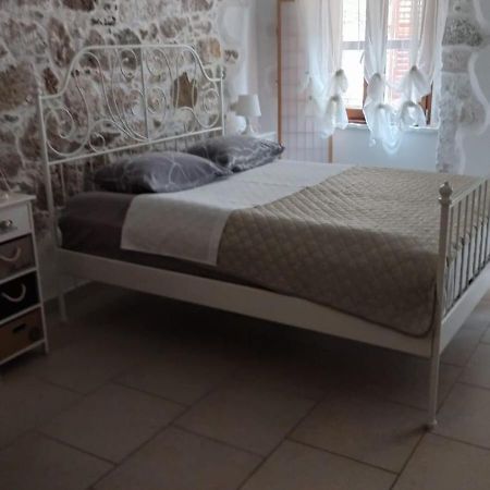 Apartment Martin - 10 Mt To The Beach Rovinj Extérieur photo